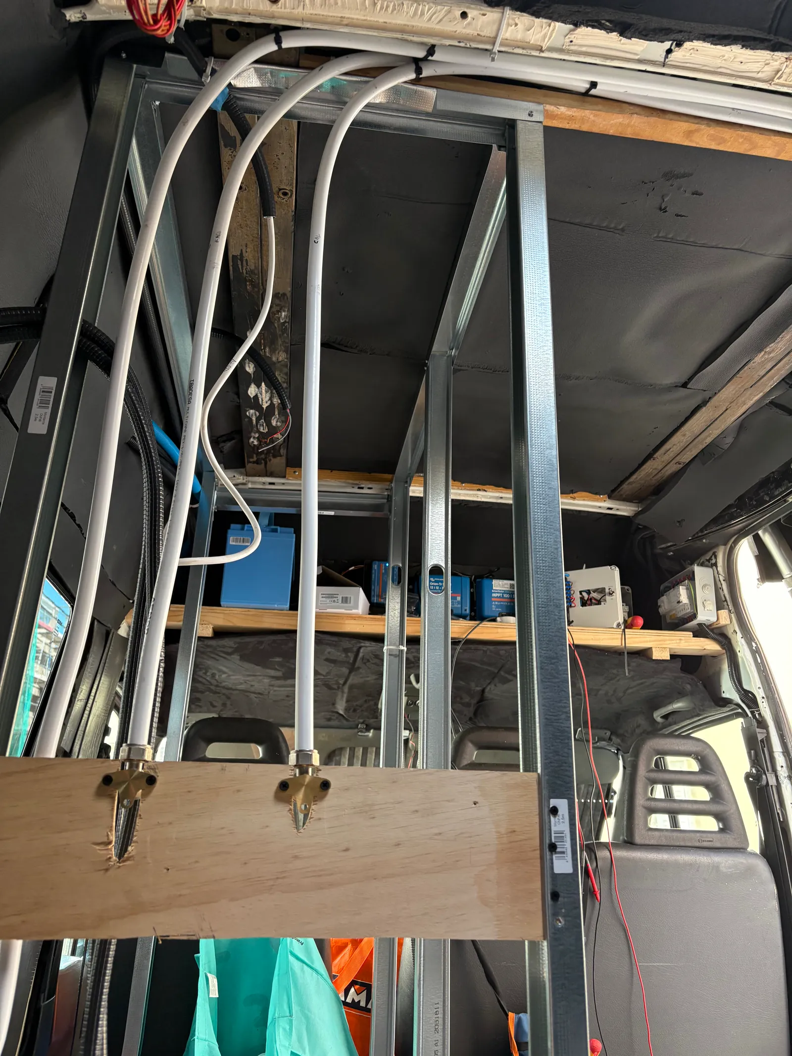 Cableado y estructura de una furgoneta camper durante el montaje