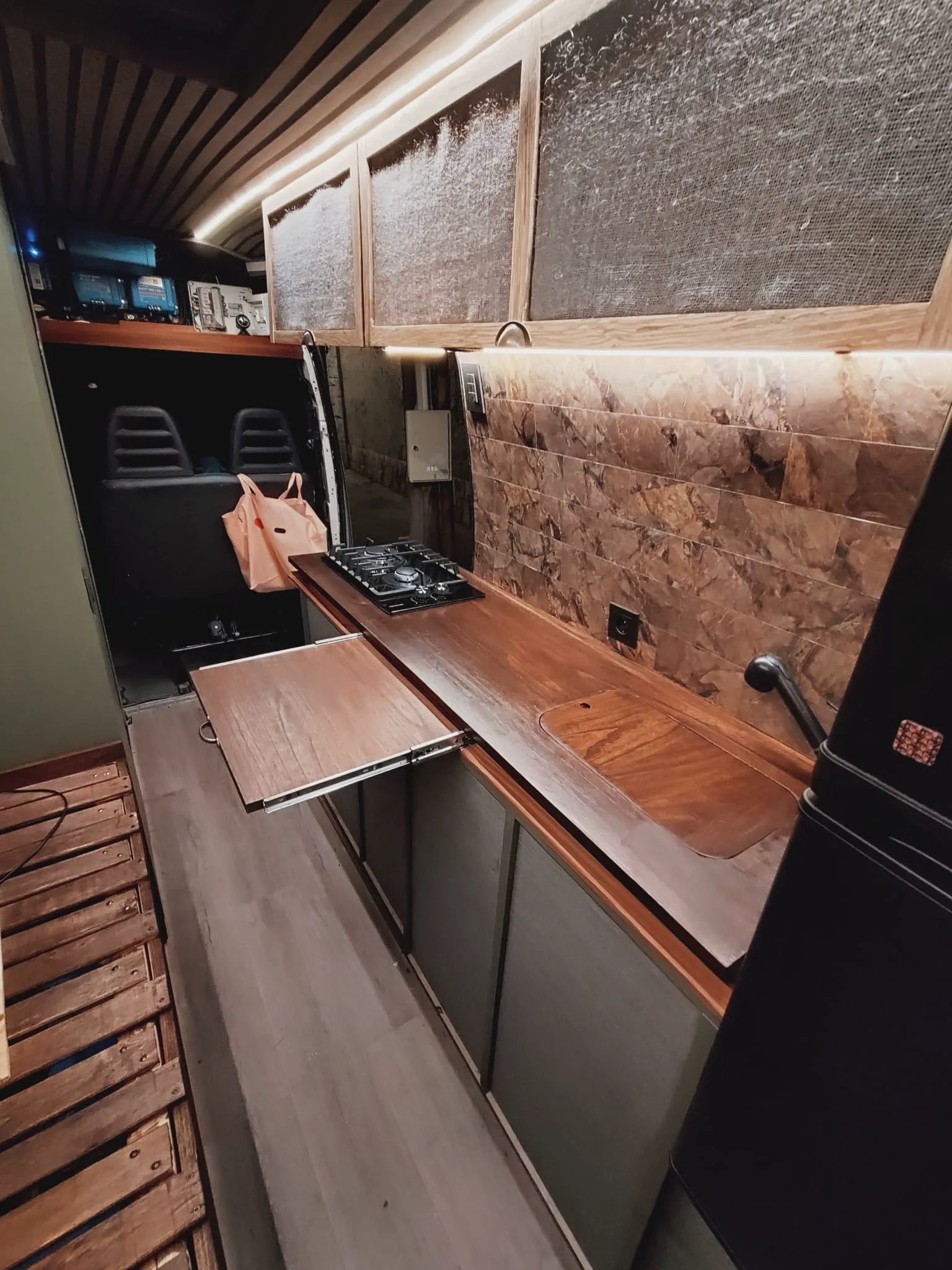 Interior de furgoneta camperizada con el mobiliario y la instalación eléctrica terminados