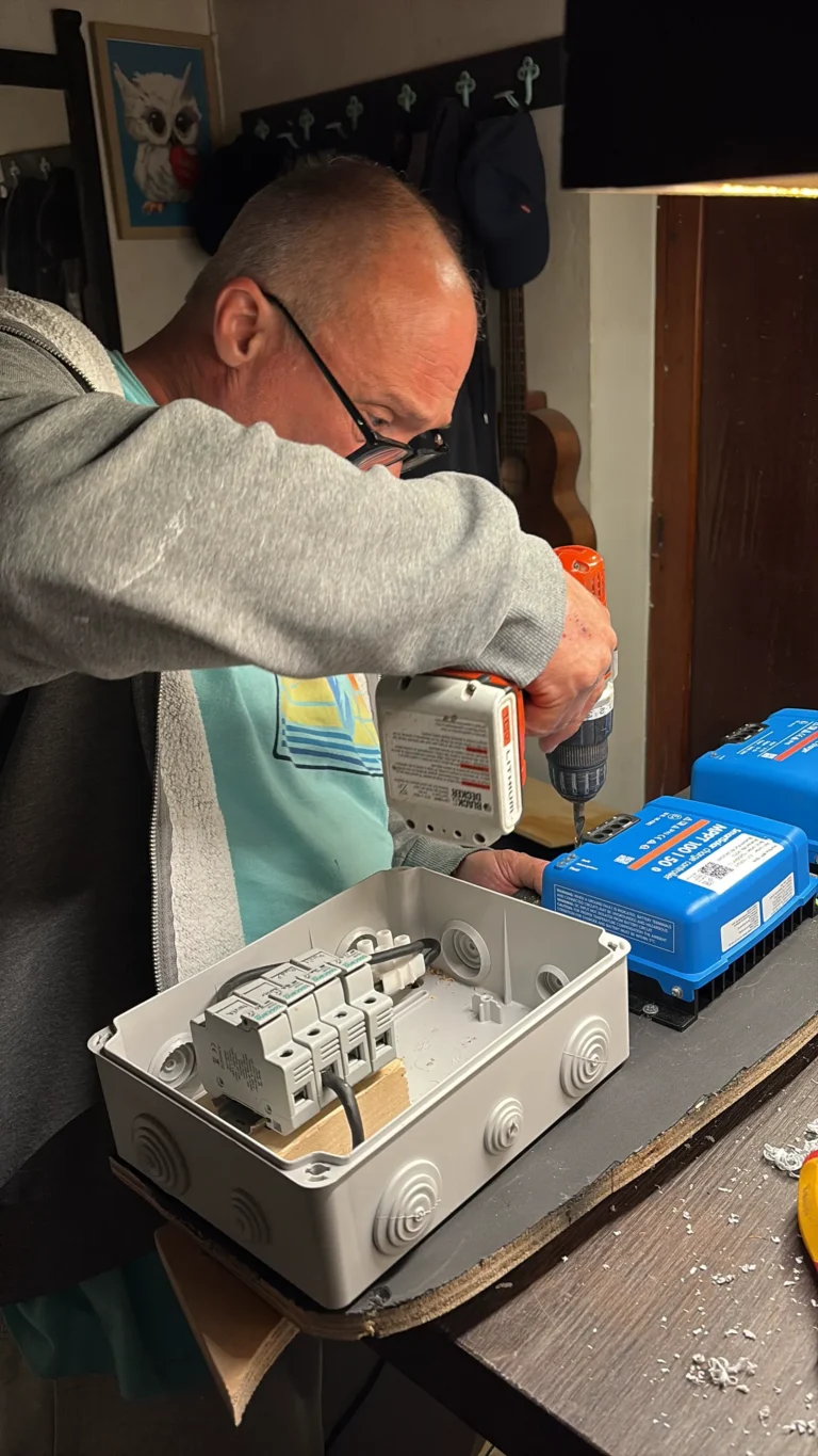 Montaje de un cuadro de control para instalación solar