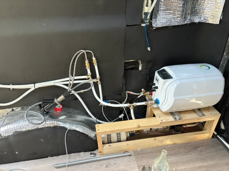 Equipo de climatización instalado con sus conductos y conexiones