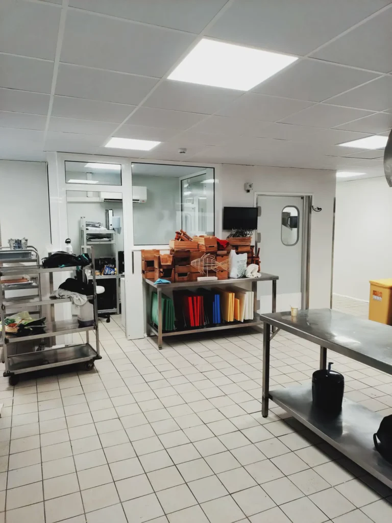 Cocina industrial de hostelería con la instalación terminada