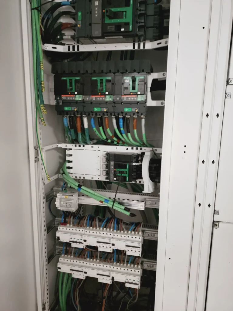 Detalle del interior de un cuadro eléctrico con el cableado peinado