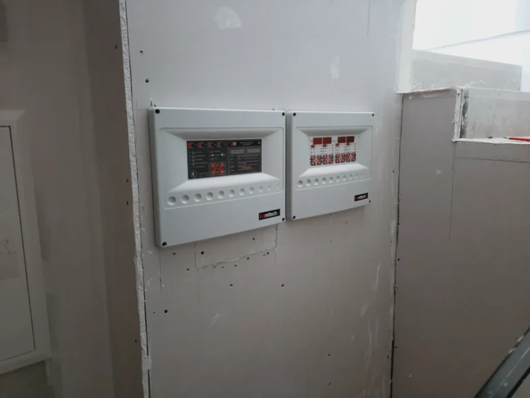 Centralitas de control y protección instaladas en pared