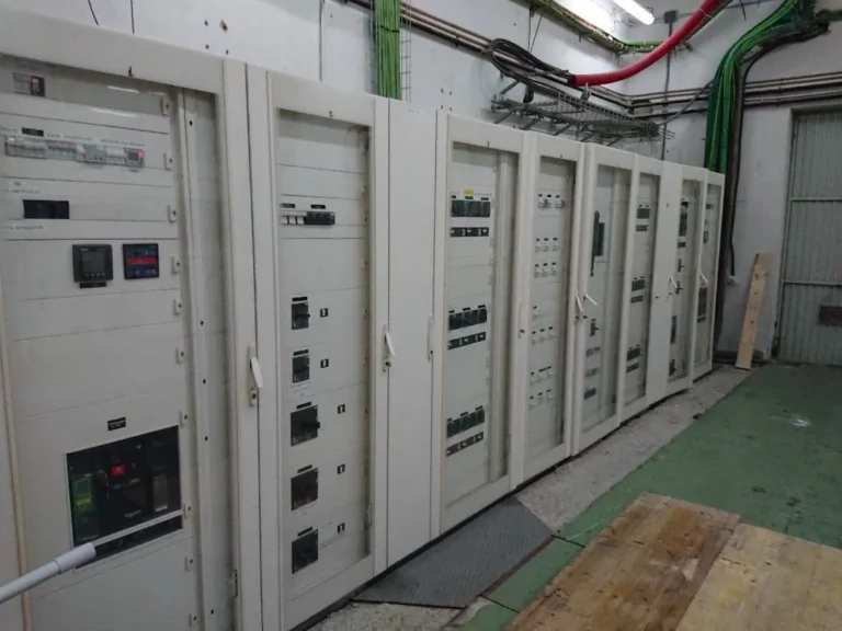 Sala de cuadros de distribución en una instalación industrial